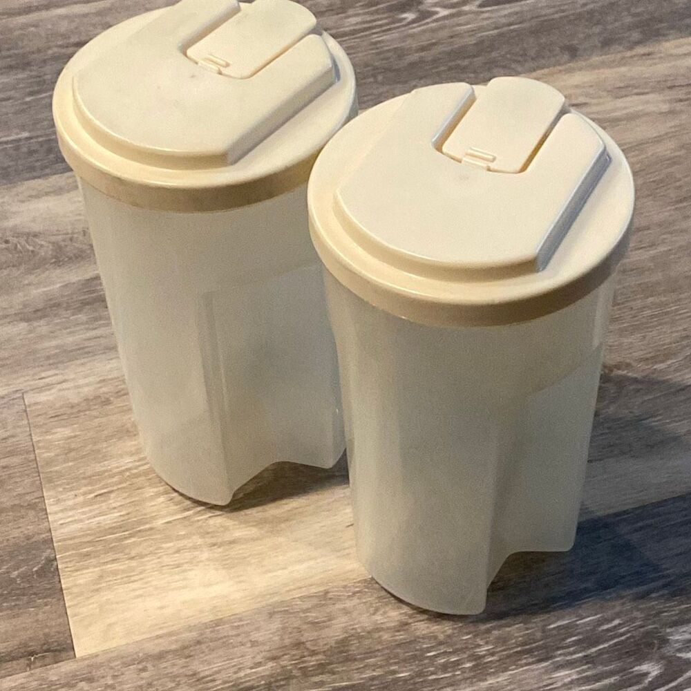 2 - Vintage Rubbermaid 2 Qt Ez Grip Servin Saver Juice Drink Bottle Pitchers Lid